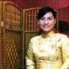 Bild von Frau Yu Yang in einem gelben Chipao Kleid